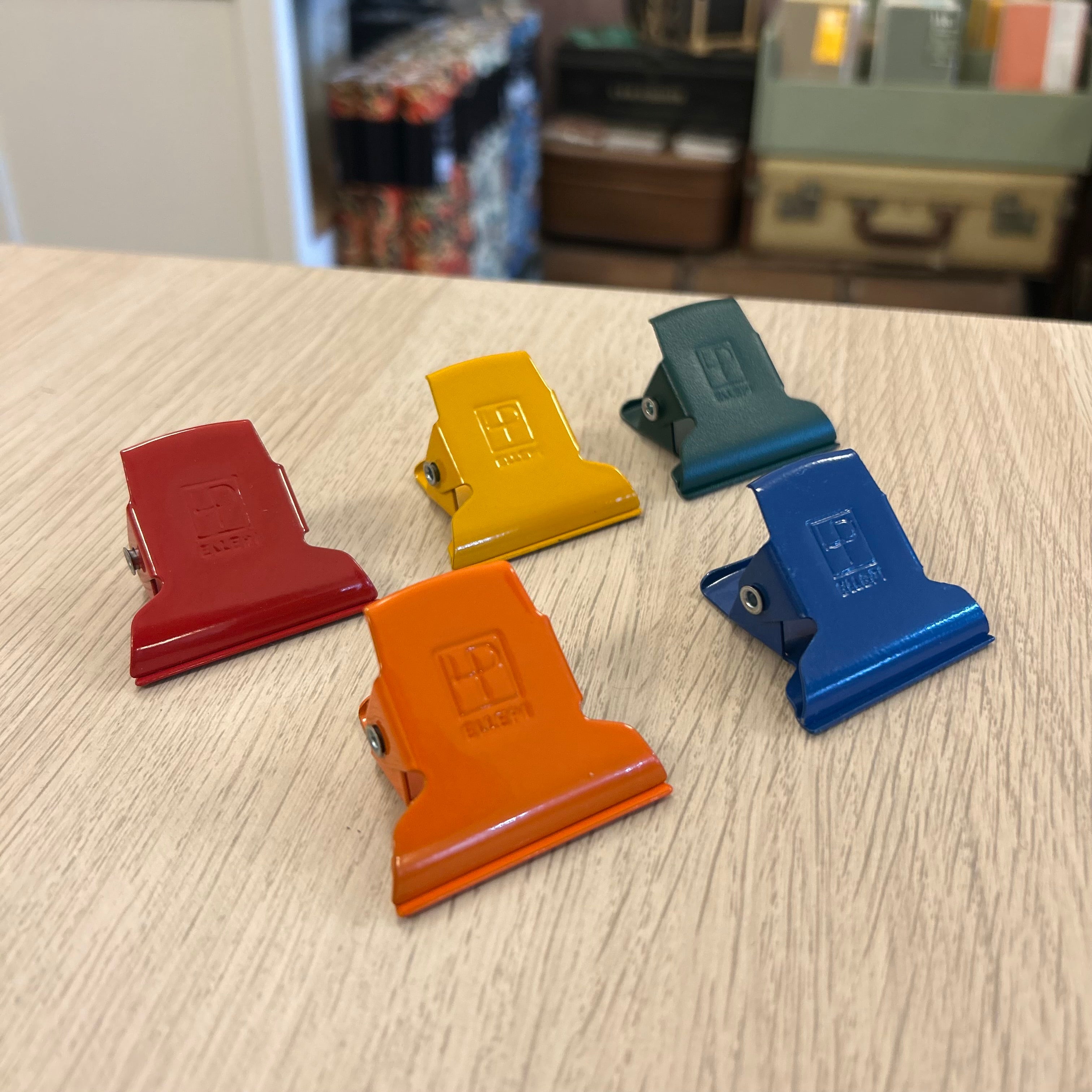 Metal clamps in 5 colours